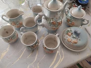 Фарфоровый чайный/кофейный сервиз с рельефным декором. Состав набора