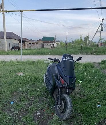 скутер элек: Скутер/мопед городского типа, черный с синими акцентами. Особенности — 1