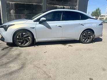 c4 a6: Электромобиль AION S Plus - Кузов: седан, серебристый цвет - Задние — 9