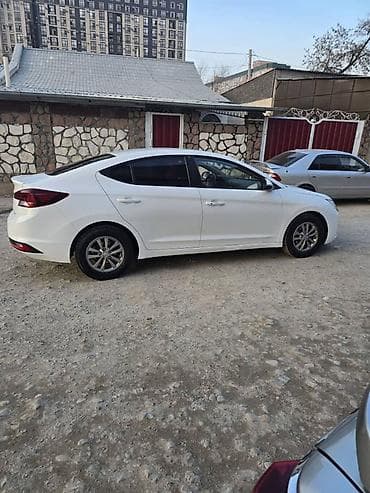 sprinter cdi: Белый 4-дверный седан класса C с динамичным профилем и покатой линией — 2