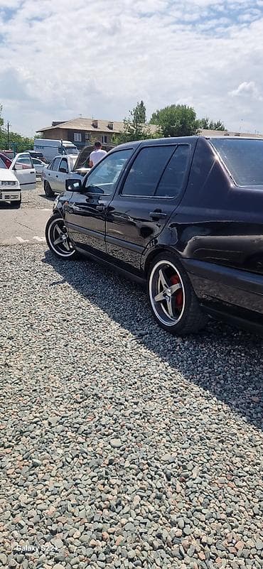 авто в кыргыстане: Volkswagen Vento: 1993 г., 1.8 л, Механика, Бензин, Седан — 1