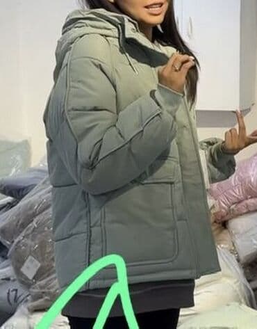 купить женский пуховик большого размера: Женская утеплённая куртка-пуховик в стиле casual. Глубокие карманы — 4