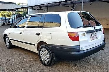 Универсал компакт-класса, 5 дверей, белый цвет. Просторный багажник с