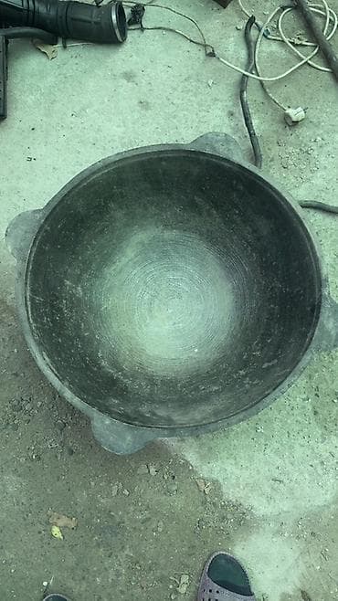 консервный нож: Чугунный казан с плоским дном и тремя ушками для — 1