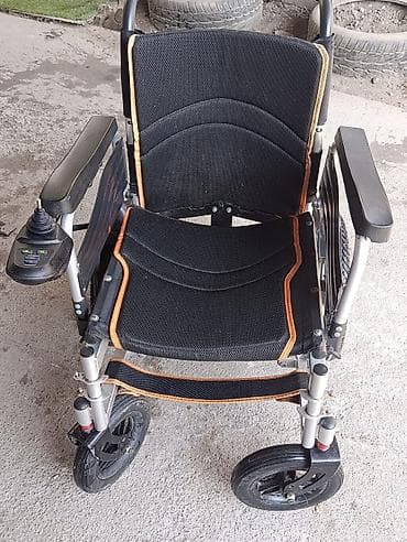 Электрическая инвалидная коляска с джойстиком управления. -