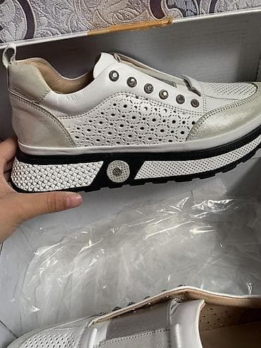 Женские кроссовки Elegant Ladies - Цвет: белый с серебристыми