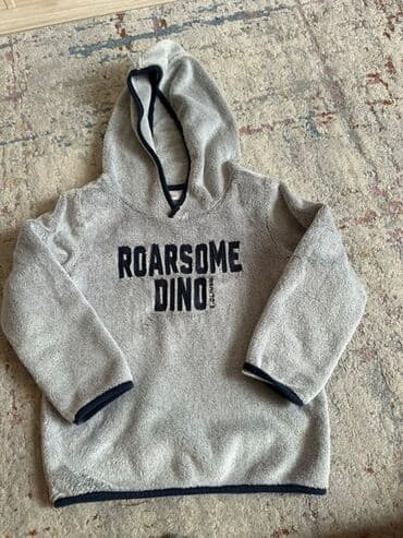 надпись на футболке: Нежно-зеленый свитшот с высоким воротником для девочки. Украшен — 7