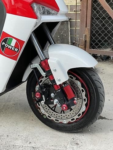 взрослый электрокар: Электроскутер (красно‑белый) в спортивном стиле - Электропривод — 4