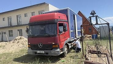 тягач дав: Mercedes-Benz Atego 818 — специализированный грузовик-коневоз — 1