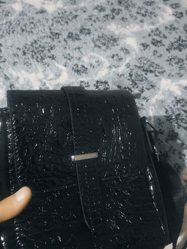 вечерние платья в пол для беременных: Барсетка из глянцевого материала под крокодила, черного цвета — 3