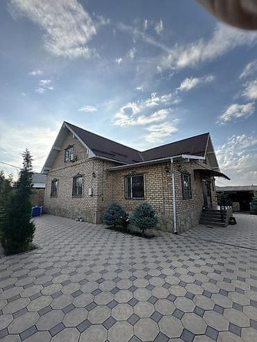 Дома: Продается кирпичный дом с благоустроенным двором. Основные — 1