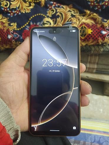 большой экран: Смартфон с экраном около 6" с вырезом под фронтальную камеру и — 1