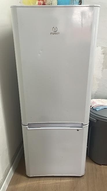 Холодильник Indesit с нижней морозильной камерой. - Классическая