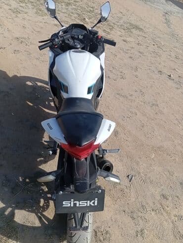 электро мотоцикыл: Спортбайк Shinski (бренд на номерной рамке) в бело‑черной расцветке с — 3