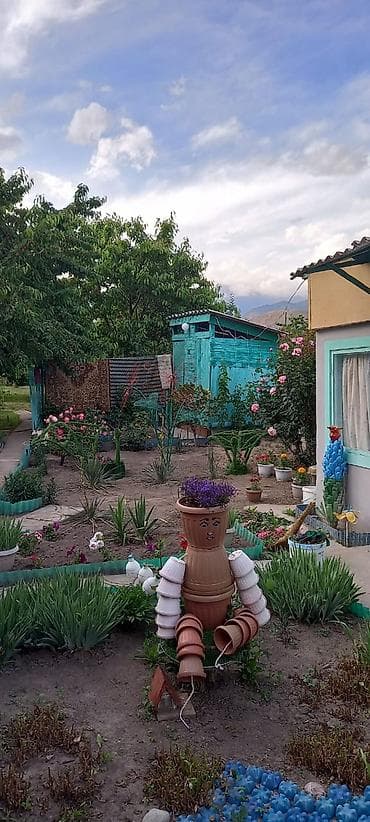 поролон: Продаётся дом с благоустроенным двором и уютным интерьером. - Участок — 10