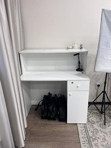 Офисные столы: Офисный стол, Б/у, Нерегулируемый, цвет - Белый, Прямоугольный, Дерево, Самовывоз — 3