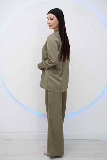 очки с накладками: Костюм женский из легкого атласа: рубашка + широкие брюки. - Посадка — 3