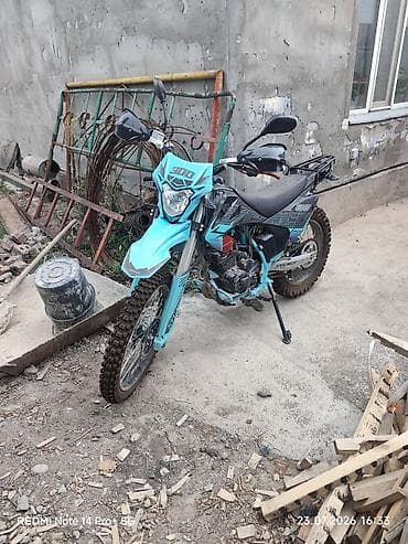 Эндуро/кроссовый мотоцикл в бирюзово‑чёрной расцветке. пробег 300км — 2