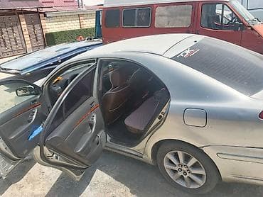 салон машины: Toyota Avensis: 2004 г., 2 л, Механика, Дизель, Седан — 6