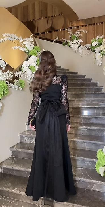 Жеке буюмдар: Вечернее черное платье в пол с кружевным верхом - Силуэт: приталенный — 4