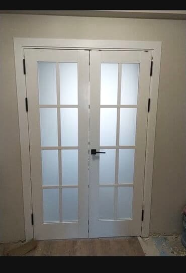 Двустворчатая межкомнатная дверь с матовым стеклом и белой рамой