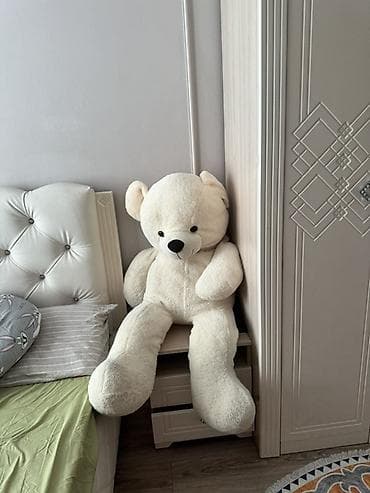 маленький мишка: Большой плюшевый мишка, цвет молочно‑белый. - Размер: очень крупный — 1