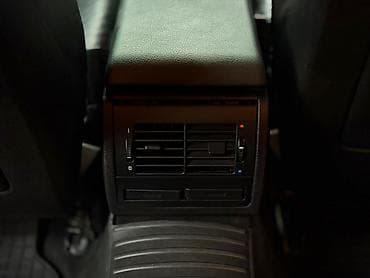 бмв салон: BMW — интерьер бизнес-класса с классическим оформлением и богатыми — 9