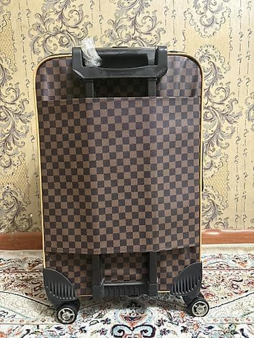 Чемоданы: Чемодан, Новый, Средний (40 - 70 л), На колесах — 2