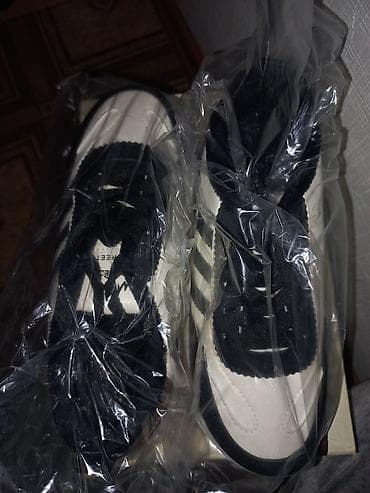 Эркектер кийими: Кроссовки в классическом черно‑белом дизайне с тремя контрастными — 3