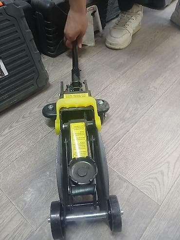 Контейнеры: Гидравлические домкраты для автомобиля В ассортименте: - Подкатной — 2