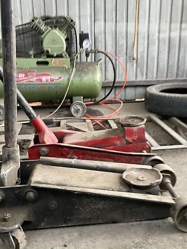 входная двустворчатая дверь: Предлагается комплект оборудования для шиномонтажа, включающий — 6