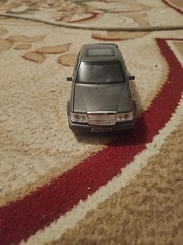 Коллекционная модель автомобиля Mercedes-Benz E-Класс W124 AMG (E500)