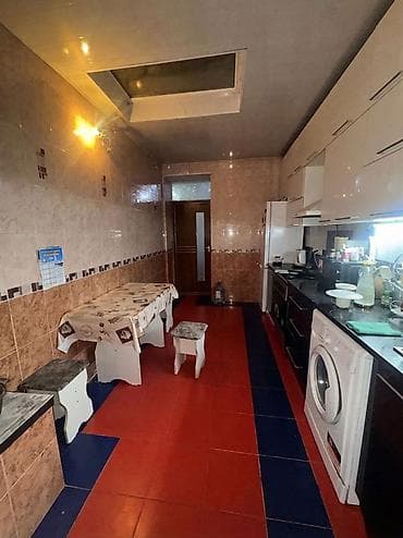 4 bedroom: Продаётся дом барачного типа, кухней и крытым двориком — - Кухня — 1