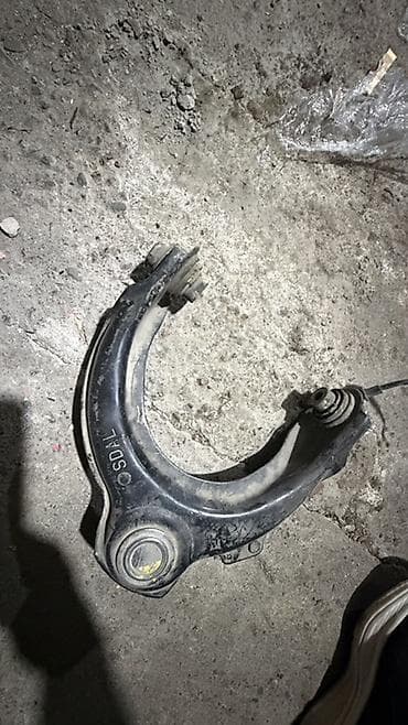 Автозапчасти: Верхний передний рычаг подвески (A‑образный). - Тип детали: рычаг — 1