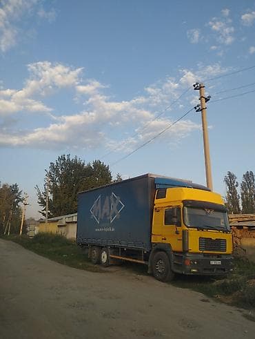 Тентованный грузовик MAN с боковой и верхней загрузкой -