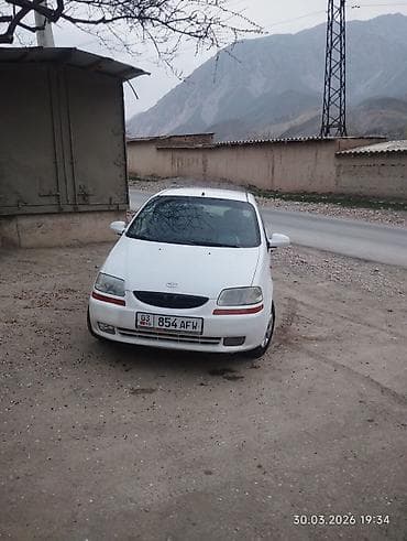 скупка одежд: Daewoo Kalos, 5‑дверный хэтчбек, белый цвет. Киргизские номера (03 KG — 5
