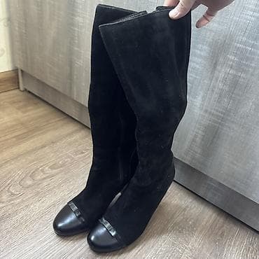 замшевые ботфорты: Женские сапоги-ботфорты из чёрной замши с кожаными вставками. - — 2