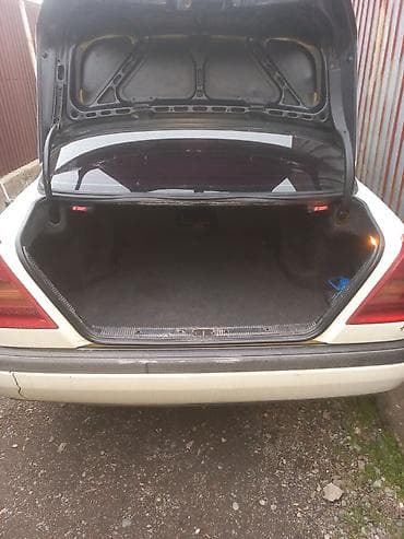 экран для машины: Продаётся легковой автомобиль (седан). Основные характеристики: - — 10