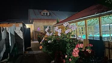 Гостевой дом с садом роз и закрытой террасой Описание: - Двухэтажный at lalafo.kg Гостевой дом с садом роз и закрытой террасой Описание: - Двухэтажный