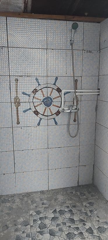 Коммерческая недвижимость: Сдаётся помещение с прилегающей закрытой площадкой. - Отдельный вход — 7