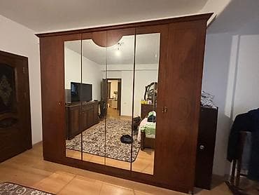 комод с зеркалом для спальни: Спальный гарнитур в классическом стиле, древесный оттенок орех — 1