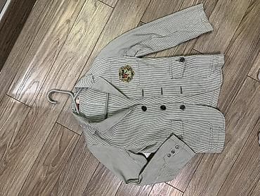 Пиджак на мальчика 8-10 лет в тонкую полоску с нашивкой-гербом на