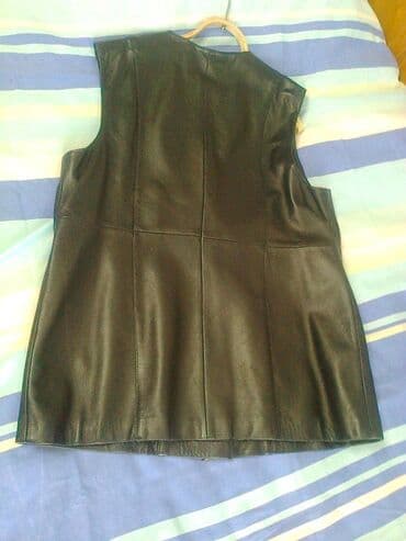 кожаная жилетка: Жилетка, кожа. Одета несколько раз (см. петли). Размер 50, на — 2