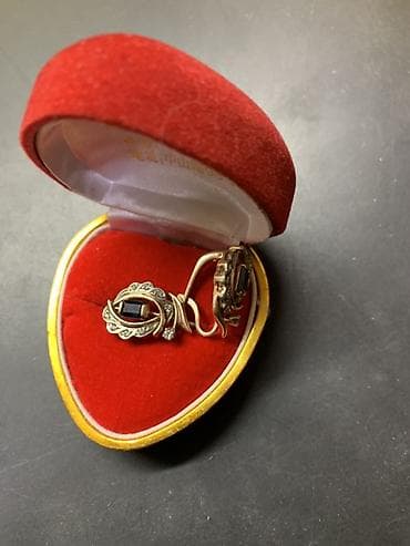 Золотые серьги с темными вставками и бриллиантами 585 проба. Вес 12.2