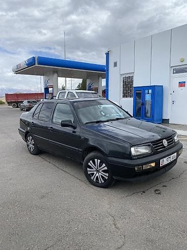 Volkswagen Vento: 1993 г., 1.8 л, Механика, Бензин, Седан