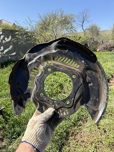 Щиток (защита) тормозного диска переднего колеса LX 570. Ланкузер 200