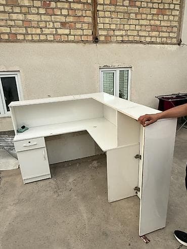 ресепшн столы: Угловая стойка-ресепшн/рабочий стол белого цвета. - Компоновка — 1