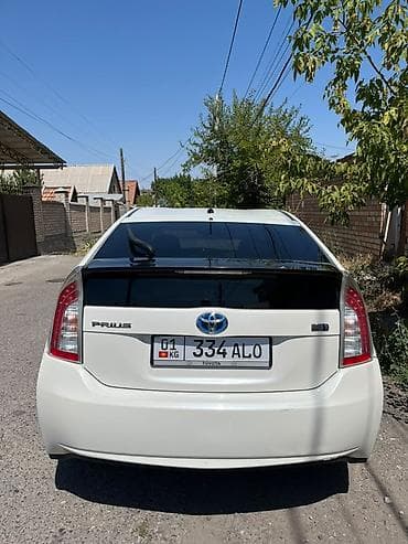 byd e7: Toyota Prius: 2016 г., Гибрид, Хэтчбэк — 2