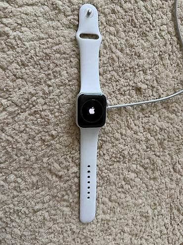 Продаю часы Apple Watch SE 40mm в хорошем состоянии