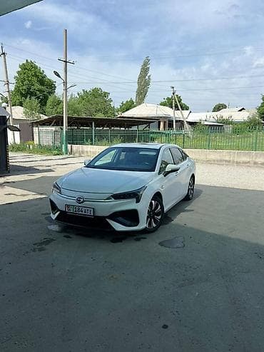 электрические минивэны: Электромобиль GAC Aion S Plus, белый седан. Ключевые характеристики — 3